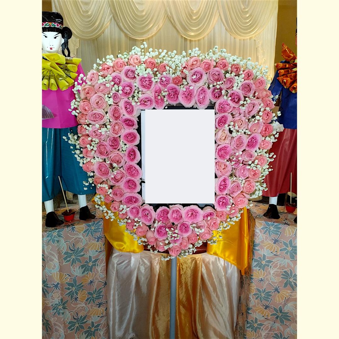 Heart Shaped Soft Bloom Photo Wreath - Image 2